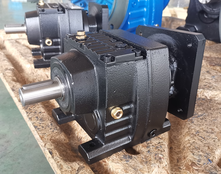 R37系列減速機的實物照片，輸入配伺服電機