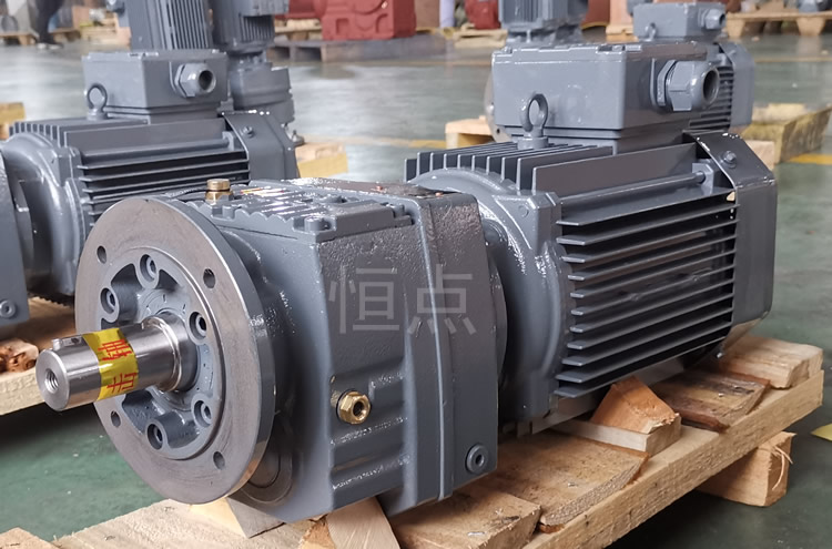 RF47系列減速機配直聯電機，立式安裝 輸出法蘭+軸 實物圖