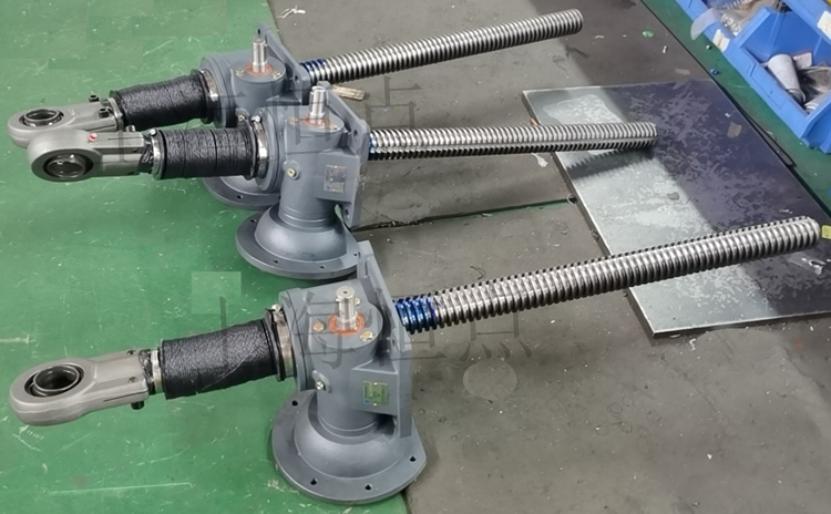 SWLD10升降機配關節軸承，配軟防護罩的實物圖